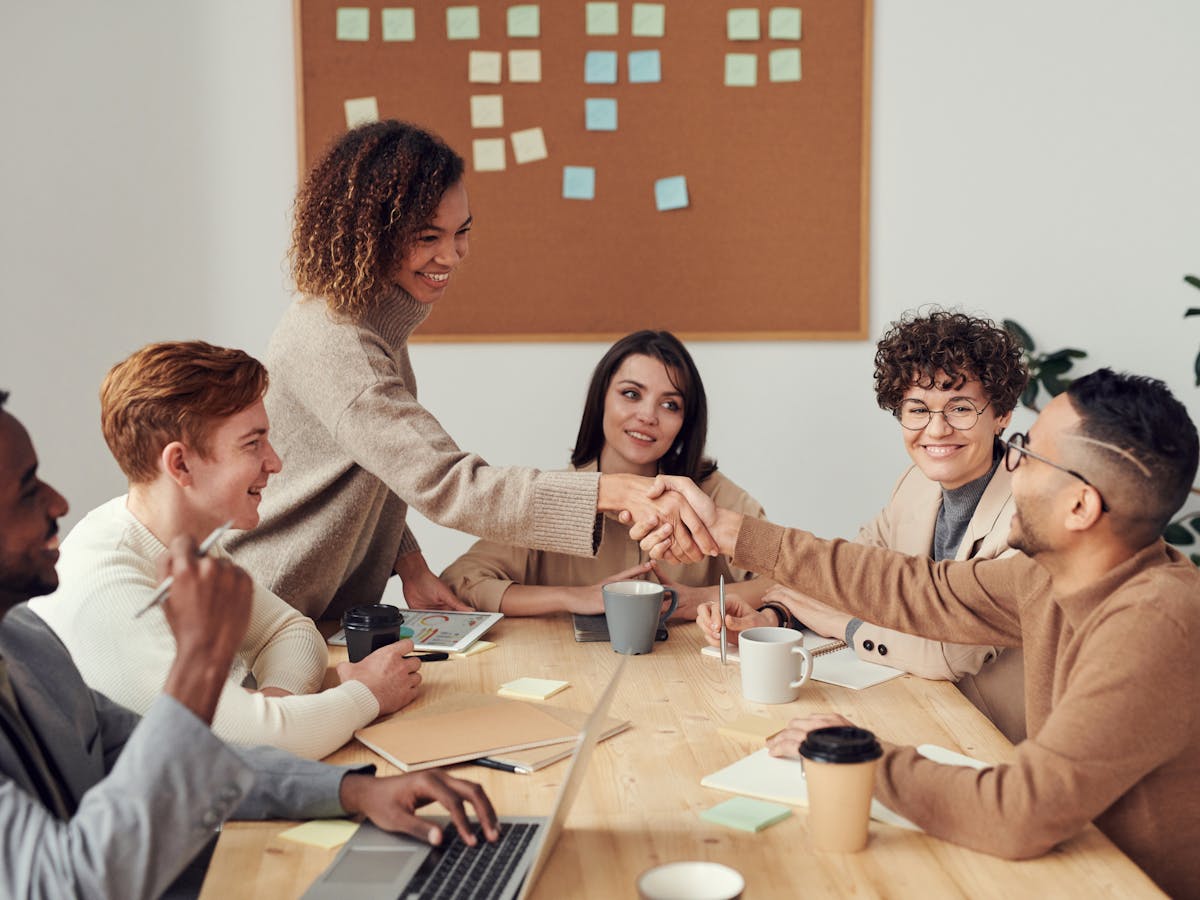 Équipe de consultants EMAZIS collaborant sur un projet de transformation numérique